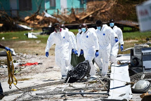 Auf den Bahamas beginnt die Bergung der Leichen  | Foto: BRENDAN SMIALOWSKI (AFP)
