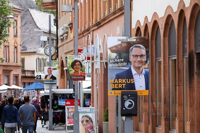 Wer die Wahl hat, hat auch viele Plaka...n &#8211; Szene aus Lahrs Innenstadt.   | Foto: Christoph Breithaupt