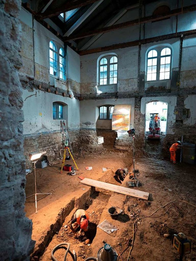 Der Graben mit den Skeletten im Anbau ...nglich auf der Sohle des Stadtgrabens.  | Foto: Philippe Saurbeck