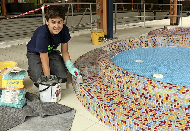 Elias Wolf aus Frstenberg macht bei e...e Mosaikteile am Kinderplanschbecken.   | Foto: Wursthorn, Jens