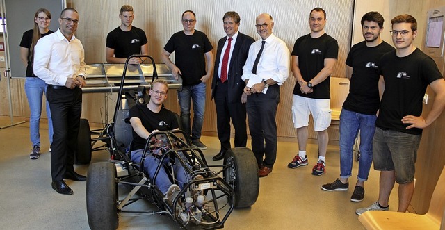 Beim Black Forest Formula Racing Team ...und Kanzler Blent Tarkan (2. v. l.)    | Foto: Hochschule Offenburg