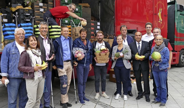 Beim Erffnungsrundgang lieen sich di... mit Obst bei Bananen-Fred versorgen.   | Foto: Ingrid Bhm-Jacob