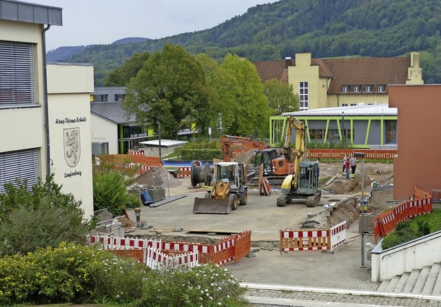 Der Vorplatz der Hans-Thoma-Schule als... mit Heizzentrale  in der Stadthalle.   | Foto: Winfried Dietsche