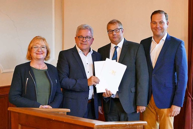 Gleich zwei Frderbescheide hat Minist... Schreiner und Sabine Hartmann-Mller   | Foto: Axel Kremp