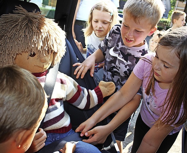 Die vielen jungen Teilnehmer durften n... die Puppe richtig angeschnallt ist.    | Foto: Karin Hei