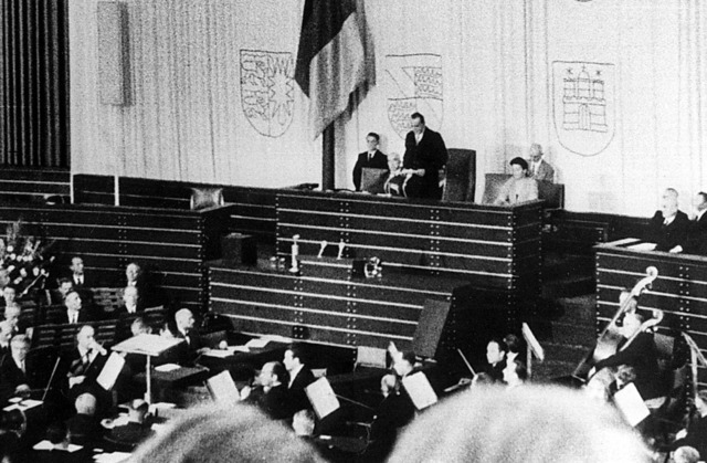 Paul Lbe spricht am 7. September 1949...rstmals zusammengetretenen Bundestag.   | Foto: - (dpa)