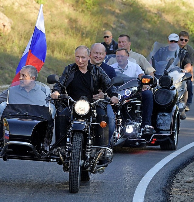 Putin (vorn rechts) im Wahlkampf auf der Krim  | Foto: Alexei Druzhinin (dpa)