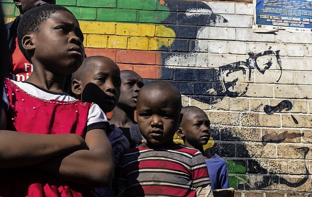 Was wird aus ihnen? Kinder stehen in H... simbabwischen Ex-Prsidenten  Mugabe.  | Foto: JEKESAI NJIKIZANA (AFP)