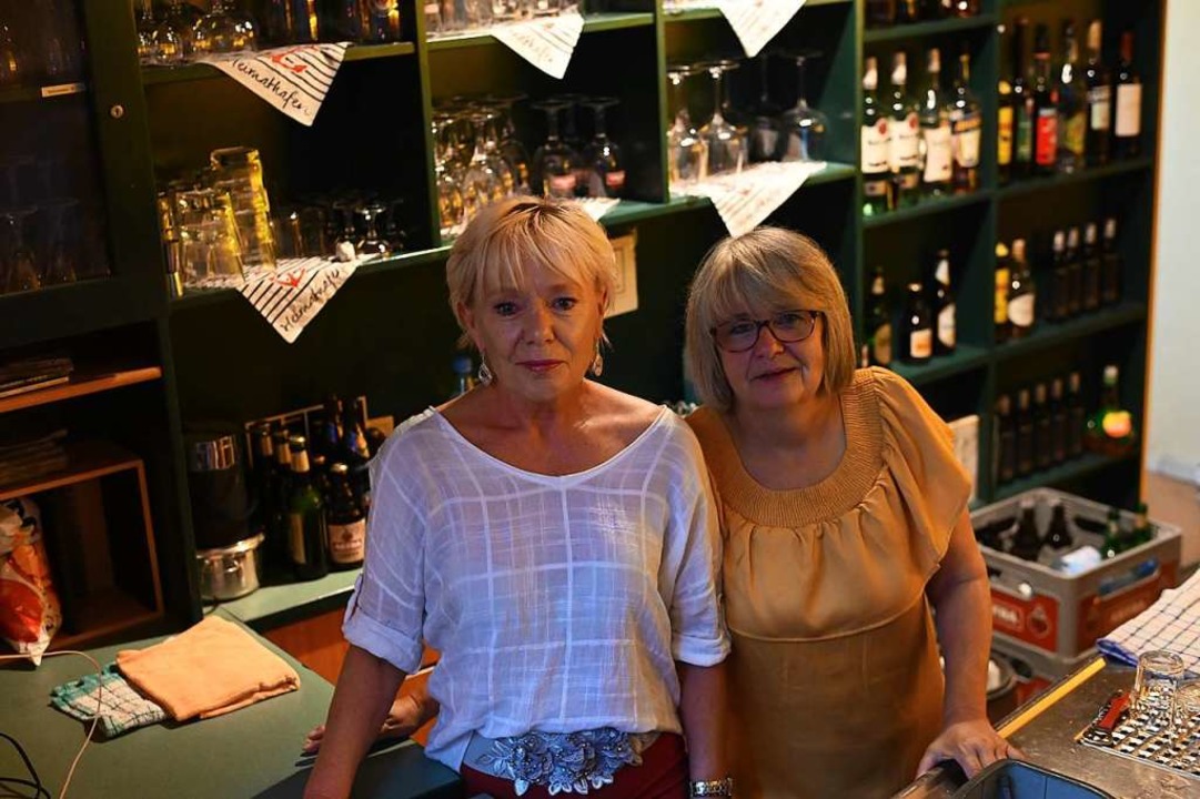 Die Frauen an der Bar. Rechts Petra Steindamm  | Foto: Jonas Hirt