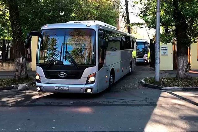 Zwei Busse verlassen die Untersuchungshaftanstalt Lefortovo in Moskau.  | Foto: --- (dpa)