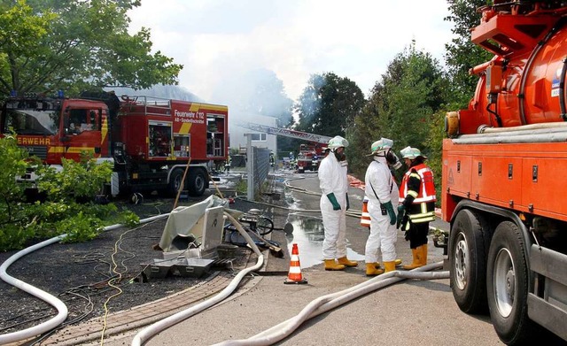 Feuerwehr 2014 im Einsatz beim Brand der Chemiehalle  | Foto: Roland Spether