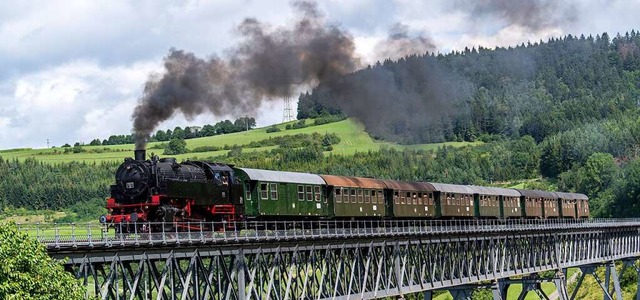 Die historische Sauschwnzlebahn mit i...dsten Museumseisenbahnen Deutschlands.  | Foto: Patrick Seeger (dpa)