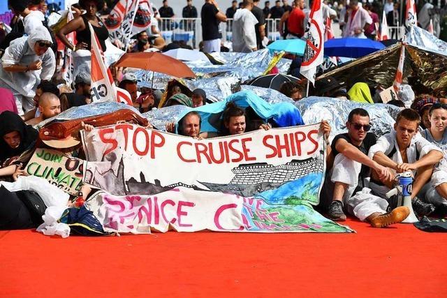 Hunderte Klimaschützer besetzen den roten Teppich in Venedig