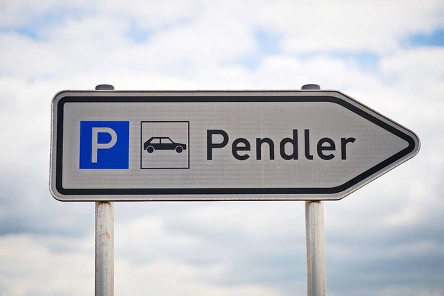 Der Pendler-Verkehr nimmt zu &#8211; und die Pendler fahren meist mit dem Auto.  | Foto: David-Wolfgang Ebener (dpa)
