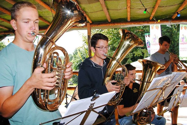 Zum ersten Mal trat die  Newcomer-Band...cker, Johannes Maier und Jonas Warga.  | Foto: Hans-Walter Mark