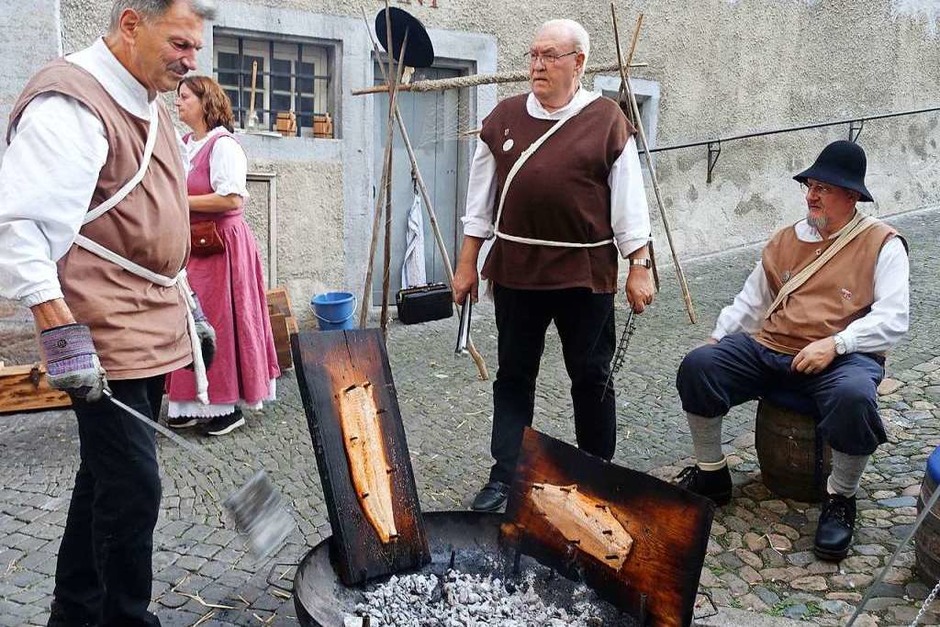 Die Salmfänger in historischen Kostümen bereiteten den Lachs wie früher mit Holzkohle zu. (Foto: Roswitha Frey) Die Salmfänger in historischen Kostümen bereiteten den Lachs wie früher mit Holzkohle zu. (Foto: Roswitha Frey)