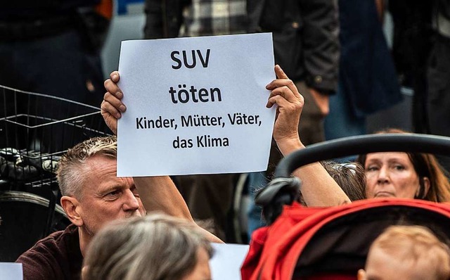 Bei der Mahnwache am Ort des Unfalls i...hmer die Fahrer von Sportgelndewagen.  | Foto: Paul Zinken (dpa)