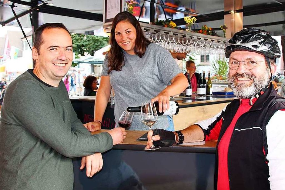Bei feinem Wein, wechselhaften Wetter und guter Musik feierten die Besucher der Weinfeste in Merdingen und Eichstetten an mehreren Tagen. (Foto: Mario Schöneberg) Bei feinem Wein, wechselhaften Wetter und guter Musik feierten die Besucher der Weinfeste in Merdingen und Eichstetten an mehreren Tagen. (Foto: Mario Schöneberg)