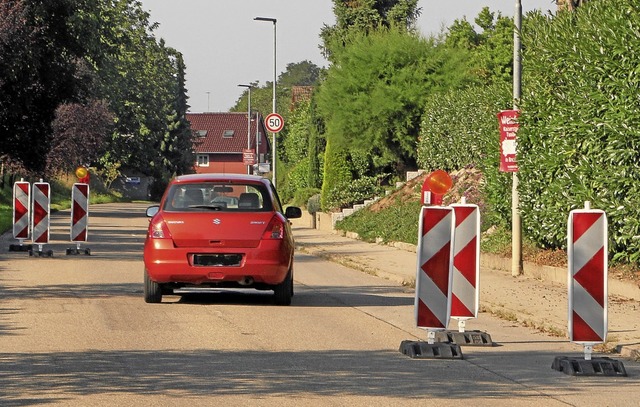 Groe Baubaken an der Ortseinfahrt von...llen zur Verkehrsberuhigung beitragen.  | Foto: Herbert Trogus