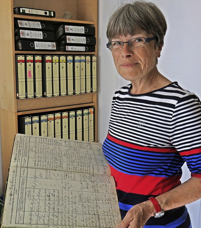Liselotte Stegmann archiviert Akten un...rial in den Freimter Kirchengemeinden  | Foto: Georg Vo