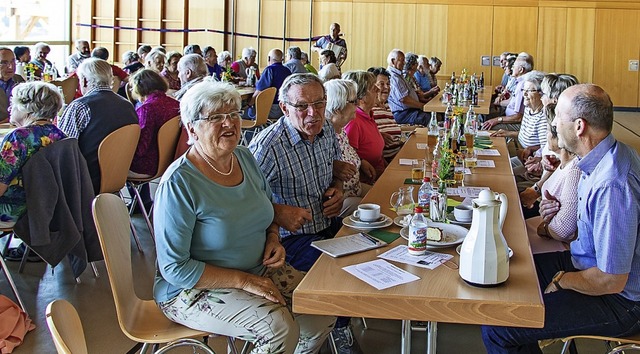 Musiker Hansjrg Drflinger sorgte bei...ian Behringer schunkelte krftig mit.   | Foto: Christiane Seifried