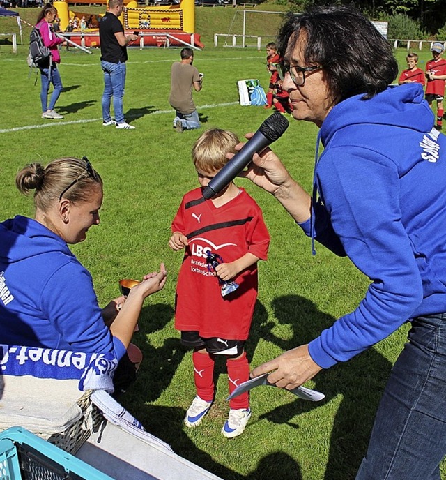 Jugendleiterin Inge Schneider (rechts)...mtorganisation des Turniers zustndig.  | Foto: Hansjrg Bader