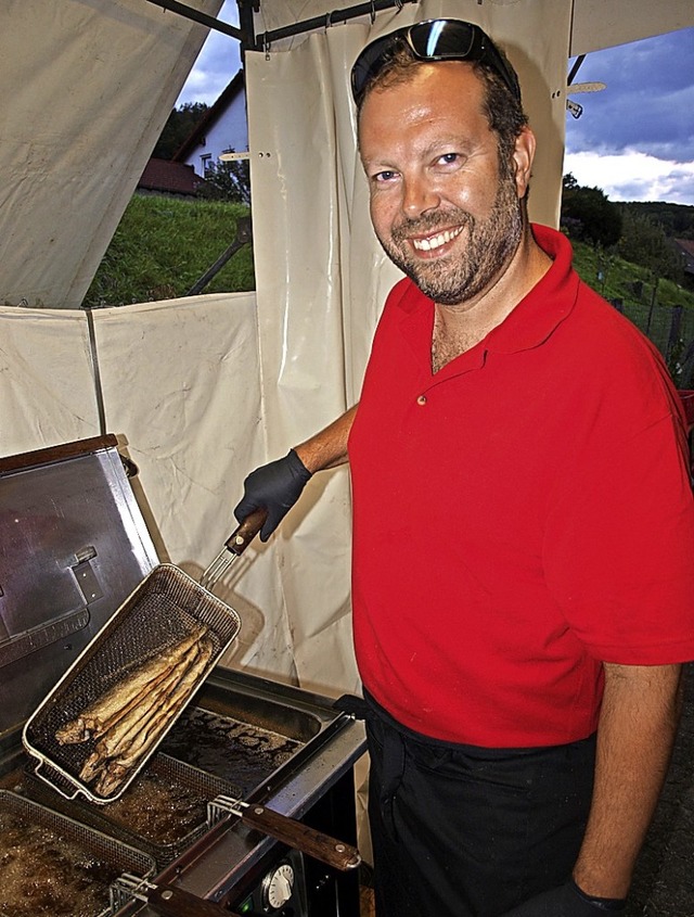 Grillmeister Pascal Zimmerli freute si...bereiteten Forellen als Leckerbissen.   | Foto: Paul Schleer