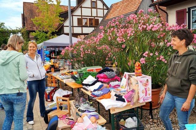 Der Dorfflohmarkt in Mauchen zieht wieder zahlreiche Besucher an