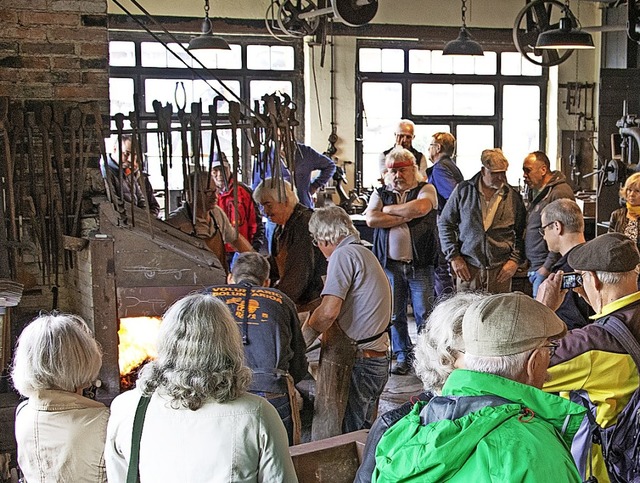 Die Besucher am Tag des offenen Denkma... Schmiede beim Erhitzen des Radbandes.  | Foto: Paul Eischet