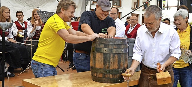 Ein fast spritzfreier Fassanstich durch den Brgermeister Harald Lais  | Foto: Edgar Steinfelder