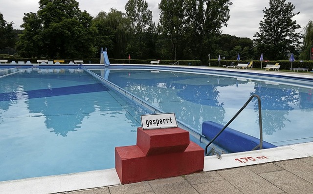 In den letzten, khlen Tagen vor Saiso...nige Schwimmer ins Waldshuter Freibad.  | Foto:  Peter Rosa
