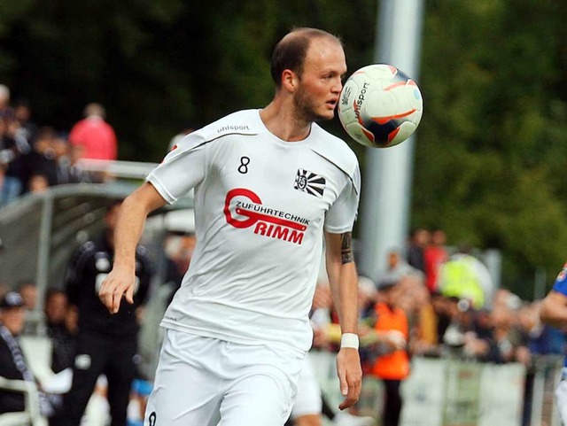 Der Villinger Tobias Weihaar spielte ... brachte den FC 08 mit 1:0 in Fhrung.  | Foto: Dieter Reinhardt