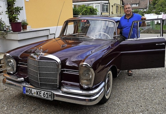 Matthias Drescher hofft auch weiterhin...Mercedes aus den 1960ern,  zu finden.   | Foto: Nele Augenstein