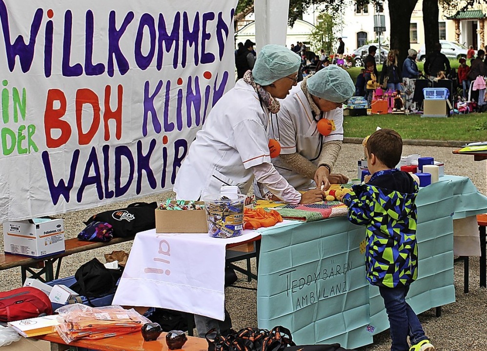Die BDH-Klinik Waldkirch mit ihrer Ted...t ein Bchlebtle-Bastelbnkle (re.).  | Foto: Jana Fischer
