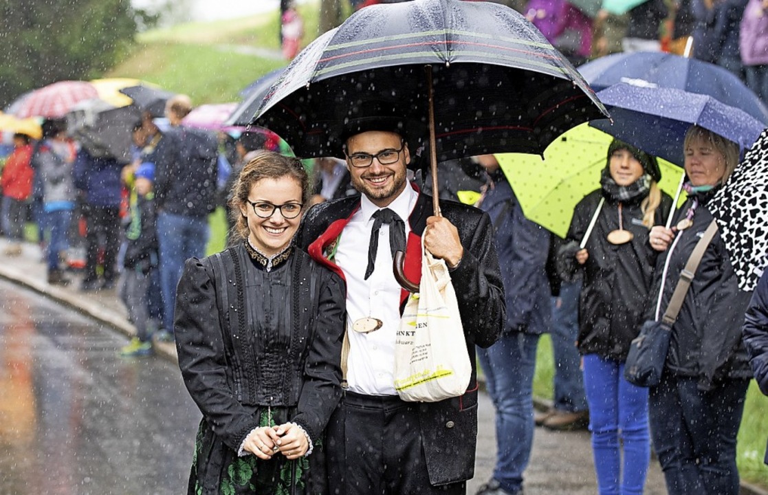 Bitte lcheln: Trotz des Regens ist die Laune bestens.  | Foto: Wolfgang Scheu