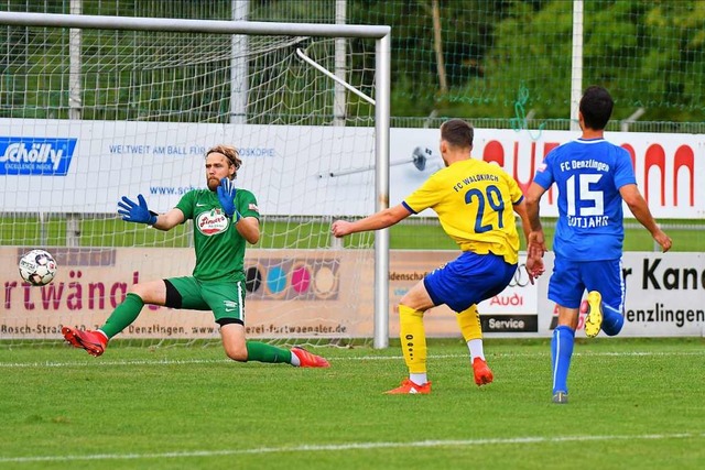 Die Denzlinger Dominik Bergdorf (links...fr den FC Waldkirch nicht verhindern.  | Foto: Achim Keller