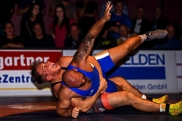 Schultersieg gegen seinen Ex-Trainings...chte Attila Tamas mit einem Antaucher.  | Foto: Gerd Gruendl