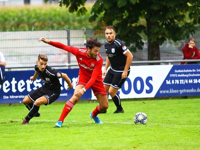 Nicolas Rios (FV Langenwinkel), belaue...achtet von Tonio Bayer (SC Offenburg).  | Foto: Peter Aukthun-Goermer