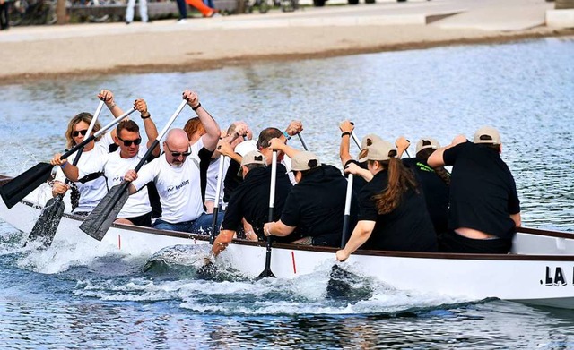 Beim Drachenboot-Gerangel paddeln zwei Teams im selben Boot  gegeneinander.  | Foto: Wolfgang Knstle