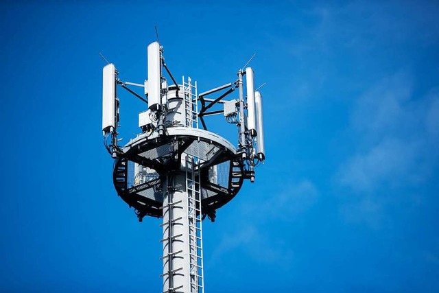Ein Mast mit verschiedenen Antennen von Mobilfunkanbietern.  | Foto: Jens Bttner