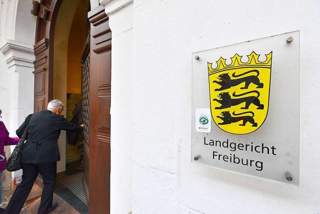 Vor dem Landgericht mssen sich die zwlf Angeklagten verantworten.  | Foto: Ingo Schneider