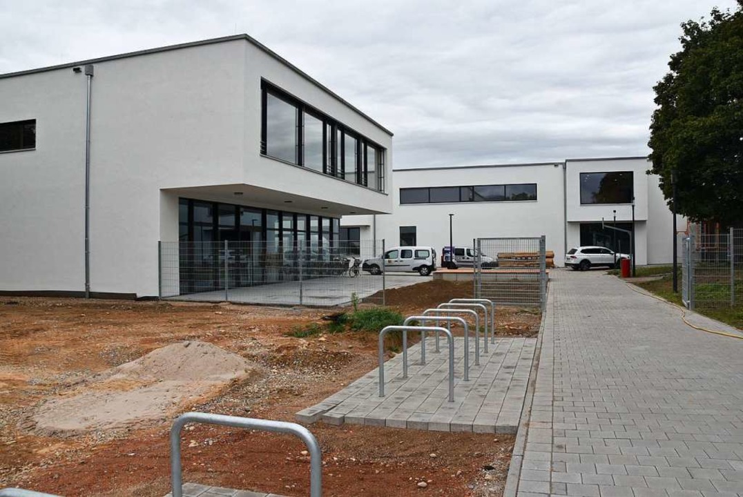 Fast fertig ist die neue Schule in Ehrenkirchens Ortszentrum.  | Foto: Andrea Gallien