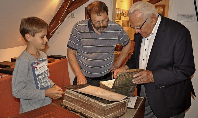Kurt Renk (rechts) lie sich von einem...ast ins Bibelmuseum mitgebracht hatte.  | Foto: Jutta Schtz