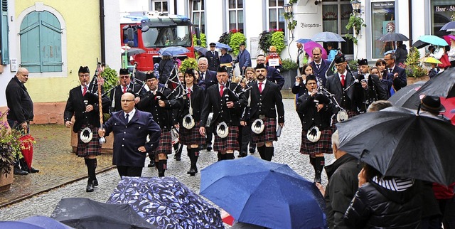 Festhhepunkt im Regen:  Gut beschirmt... unter der Leitung von Andreas Huber.   | Foto: Helmut Hassler