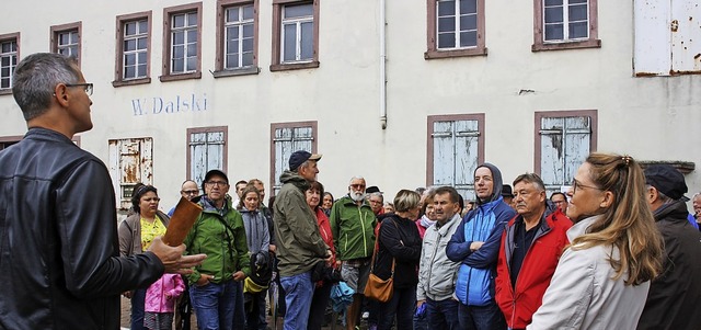 Groer Andrang vor der alten Lederfabr...rmella  (links) vom Geschichtsverein.   | Foto: Christiane Franz
