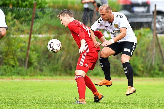 Gab bei der 0:4-Niederlage in Elzach s...t: FSV-Neuzugang Arben Gashi (rechts).  | Foto: Achim Keller