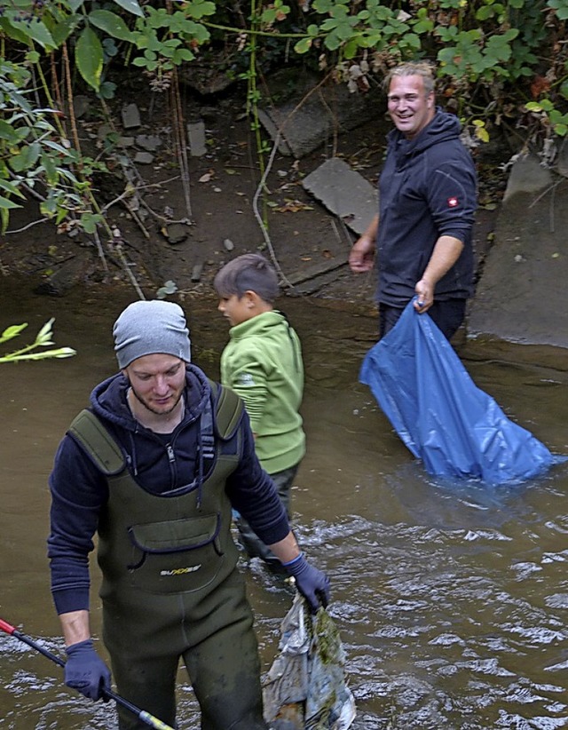 Viel Mll fischten die Angler aus dem Mhlbach.  | Foto: Aribert Rssel