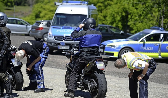 Polizisten kontrollieren Motorradfahre...he Vernderungen knnen teuer werden.   | Foto: Patrick Seeger