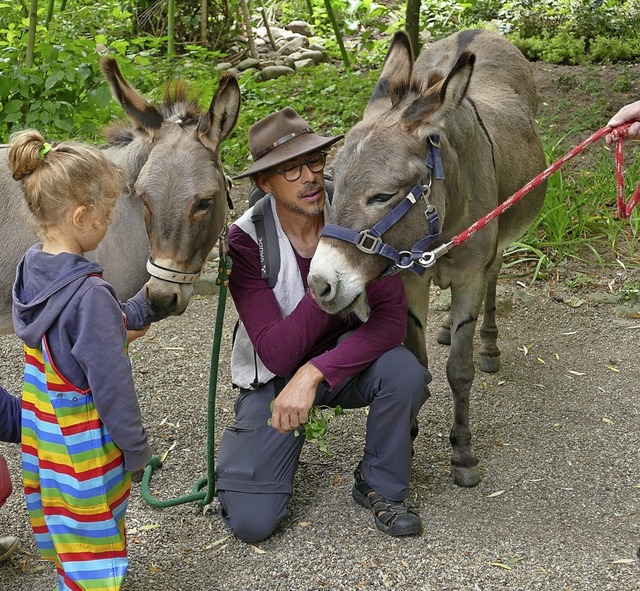 Neugierig und respektvoll begegnen sich Mensch und Esel.   | Foto: Victor Adolf