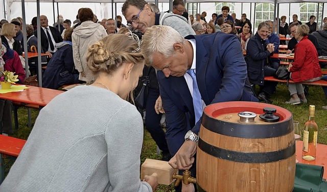 Die  neue Weinprinzessin fr Kaiserstu...iver Rein das erste Fass Freibier an.   | Foto: Hans-Jochen Voigt